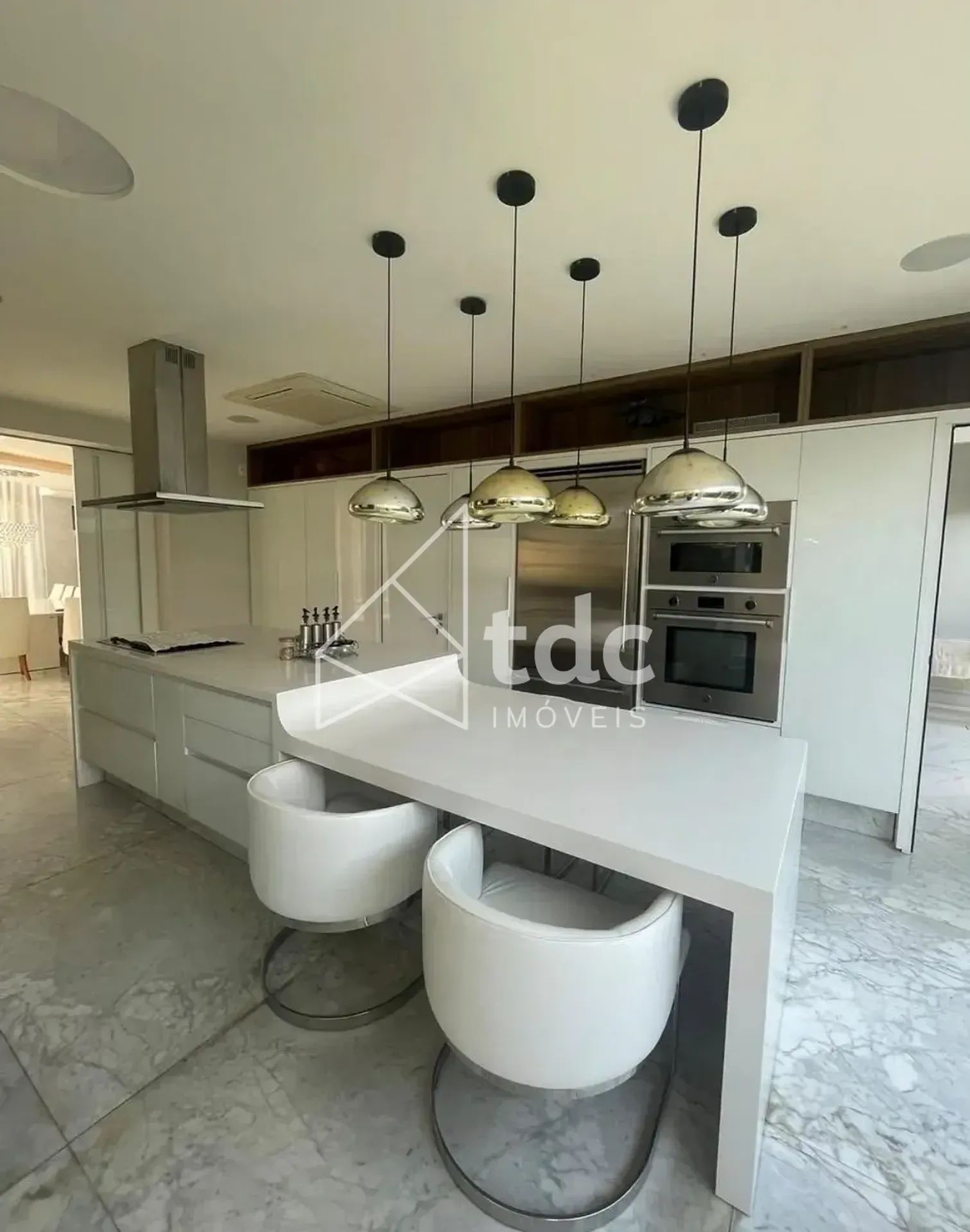 Bathtub in a 5-bedroom house, 900 m² — photo 2