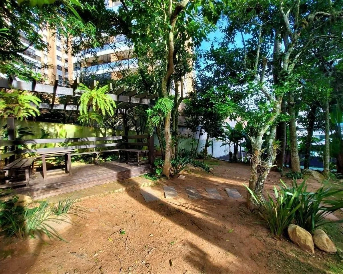 Glass-enclosed balcony in a 4-bedroom apartment, 127 m² — photo 48