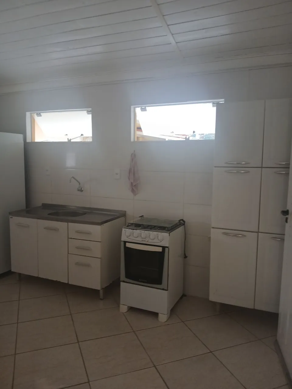 Estúdio mobiliado com 1 quarto, 1 vaga e cozinha fechada