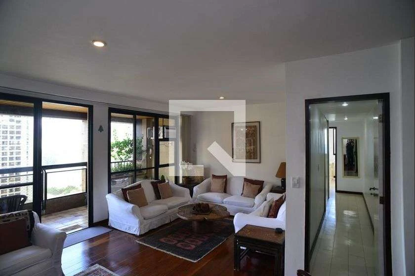 139 m² apartment with glassed-in balcony and 2 parking spots