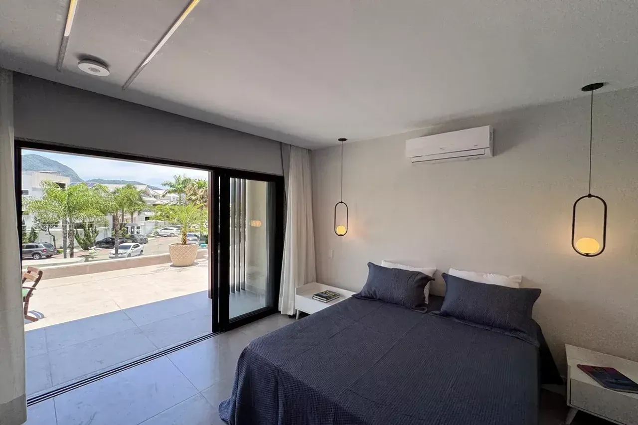 Casa de 4 dormitorios con ventanales de piso a techo — photo 5