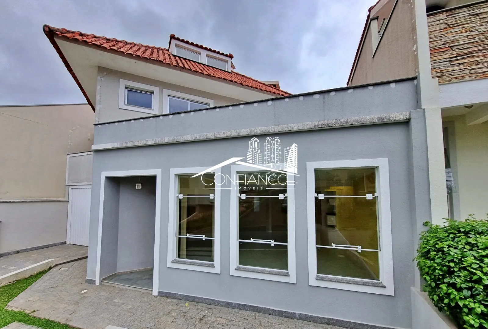 Bathtub in a 3-bedroom house, 350 m² — photo 17