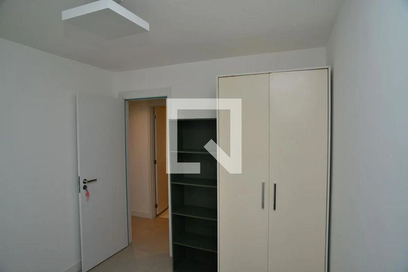 Glass-enclosed balcony in a 3-bedroom apartment, 103 m² — photo 32