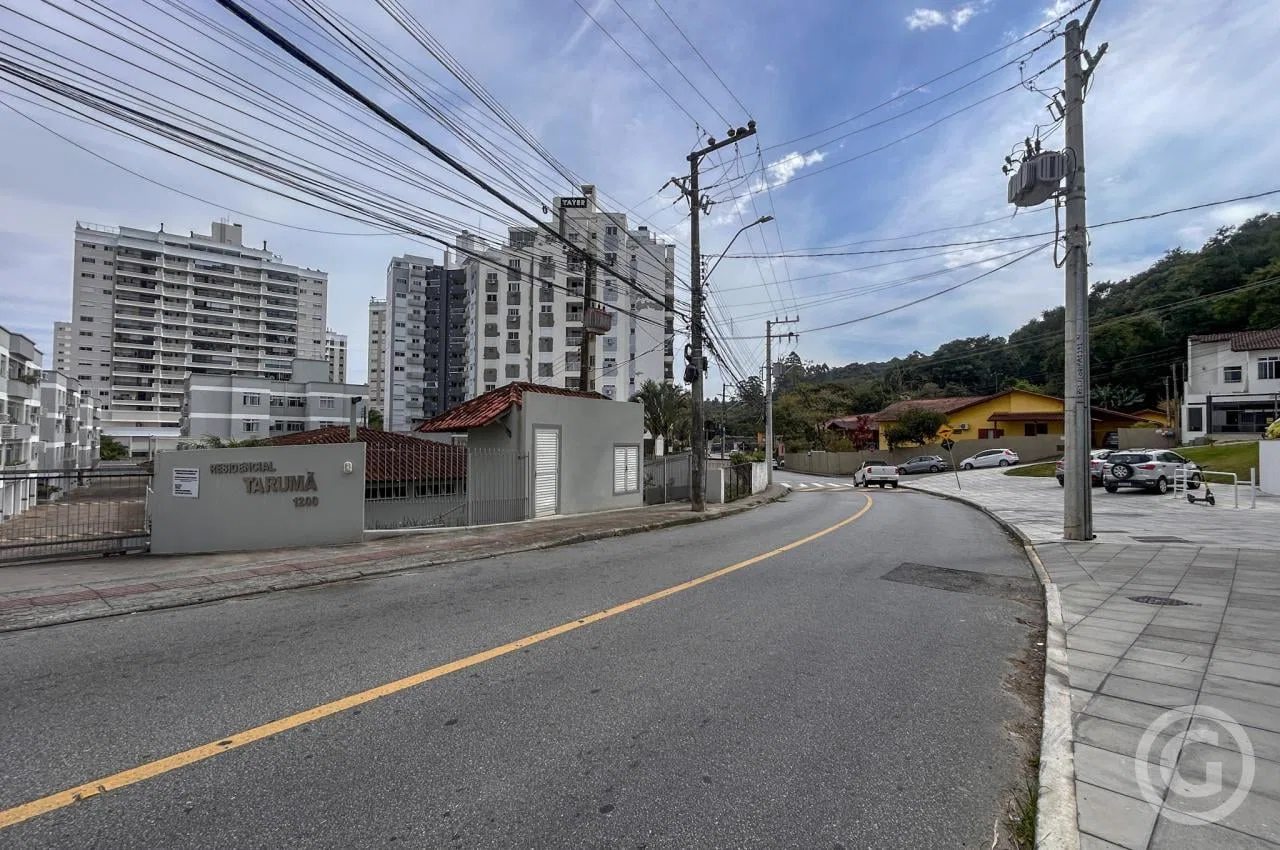 2-bedroom apartment in good condition with parking