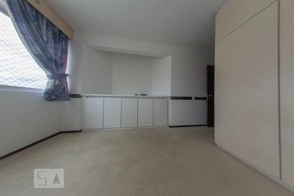 4-bedroom apartment with a walk-in closet — photo 71
