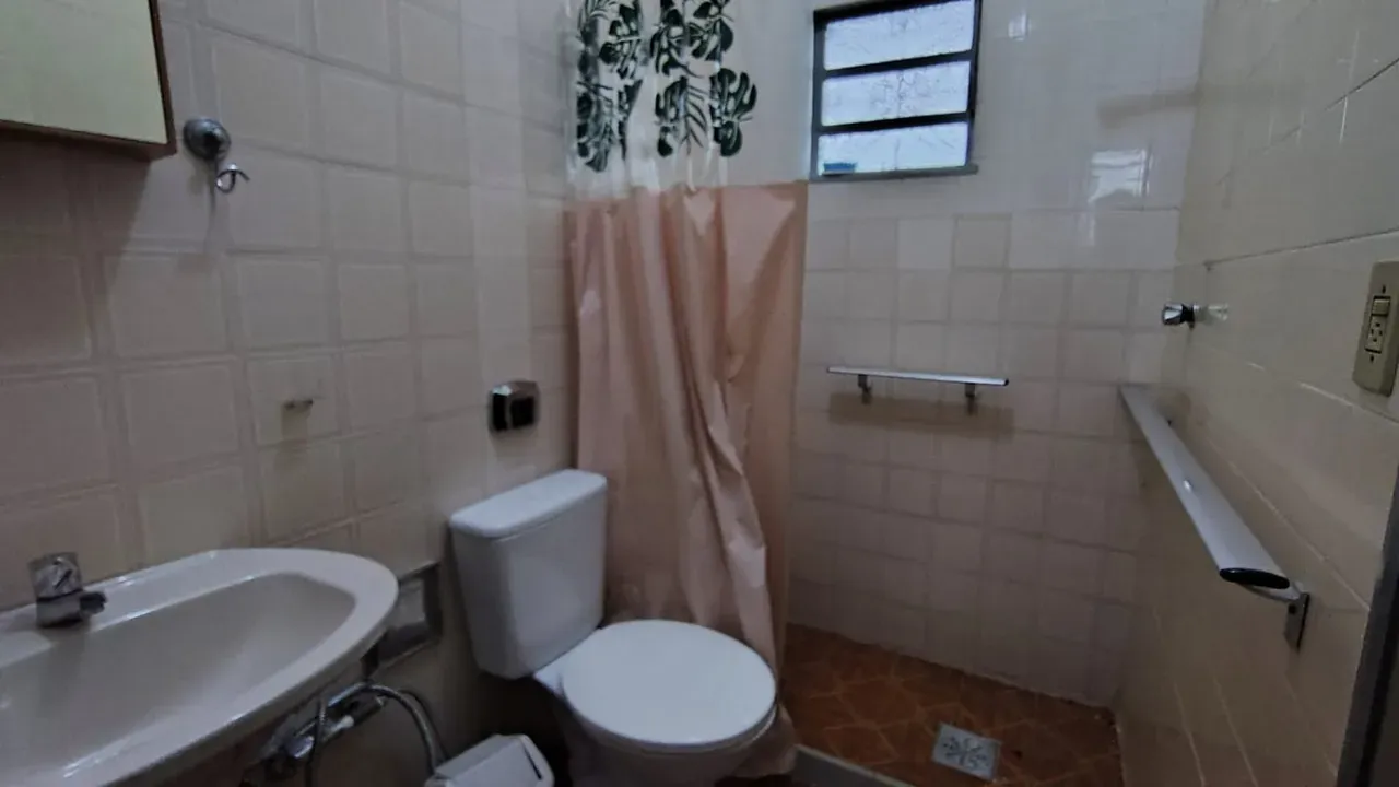 Unfurnished house with 7 bedrooms and 1 suite — photo 19