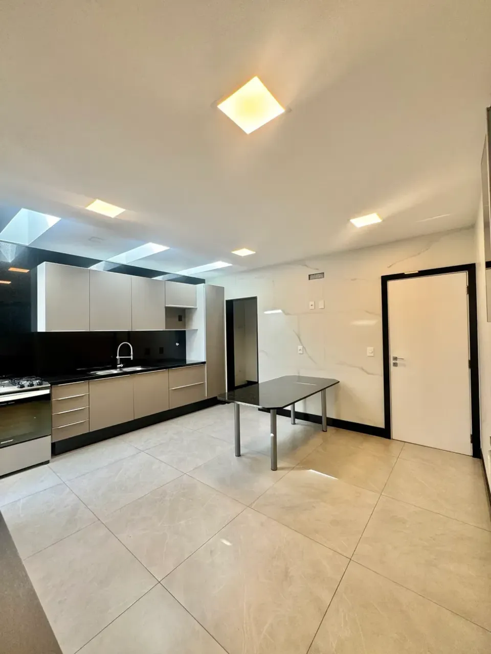 Casa sem mobília com 4 quartos e cozinha fechada a gás — photo 2