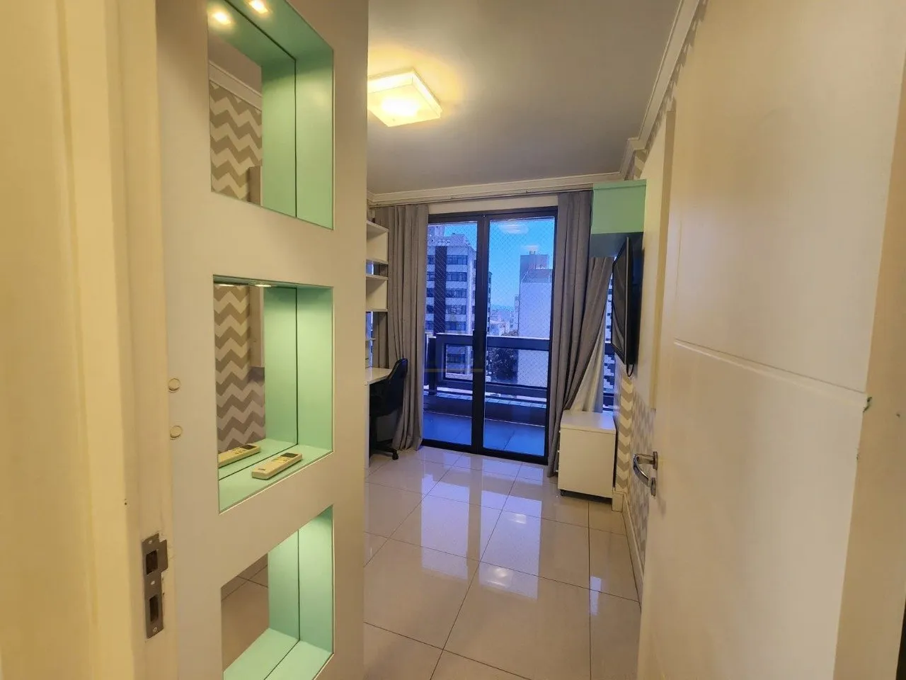 4-bedroom apartment in a building with a gym — photo 44