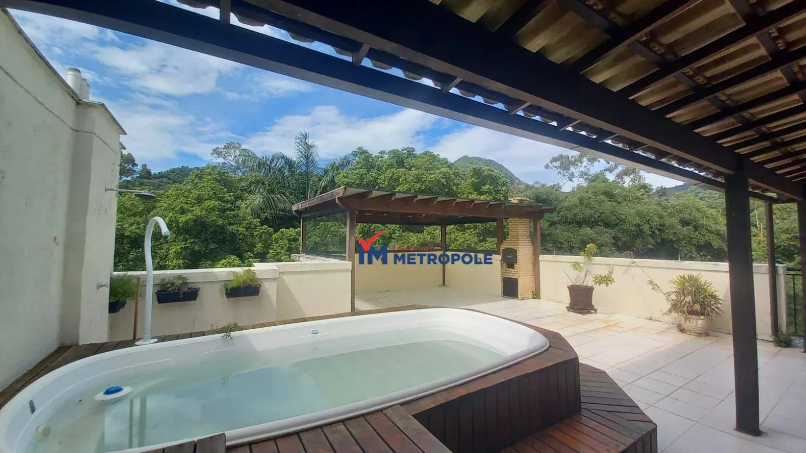 Balcony with a grill in a 4-bedroom apartment, 234 m² — photo 9