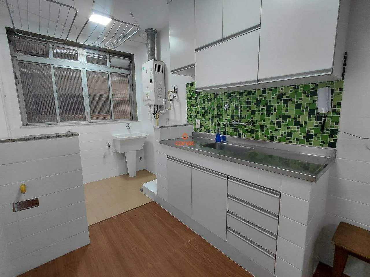 Wood or laminate floors in a 2-bedroom apartment, 88 m² — photo 9