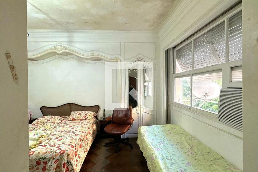 Glass-enclosed balcony in a 4-bedroom apartment, 403 m² — photo 28