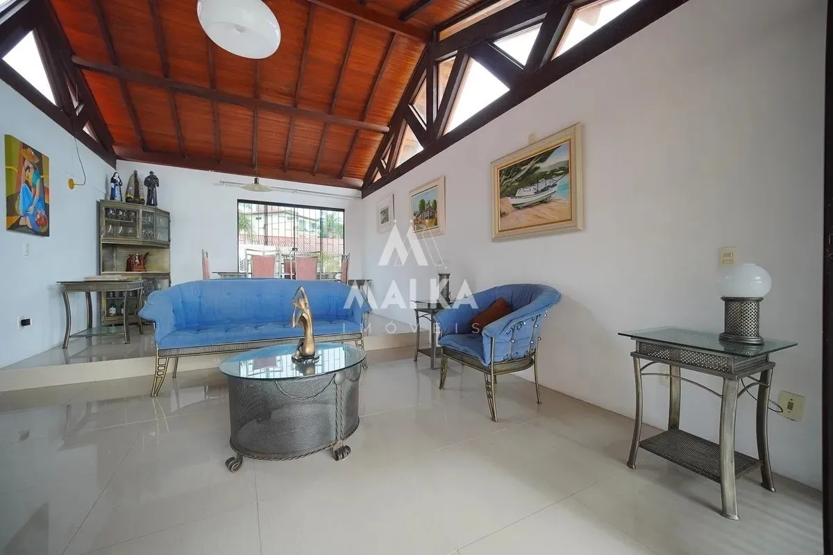 4-bedroom house with a water view in Florianópolis