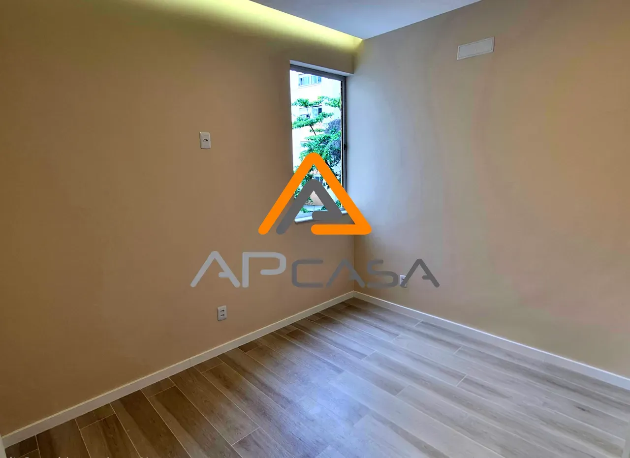 2-bedroom apartment with wood or laminate floors — photo 11