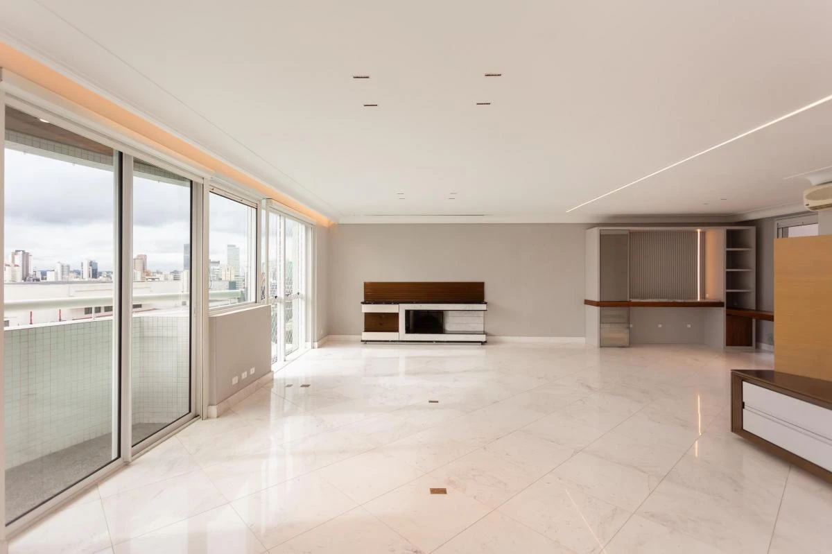 Glass-enclosed balcony in a 3-bedroom apartment, 297 m² — photo 6