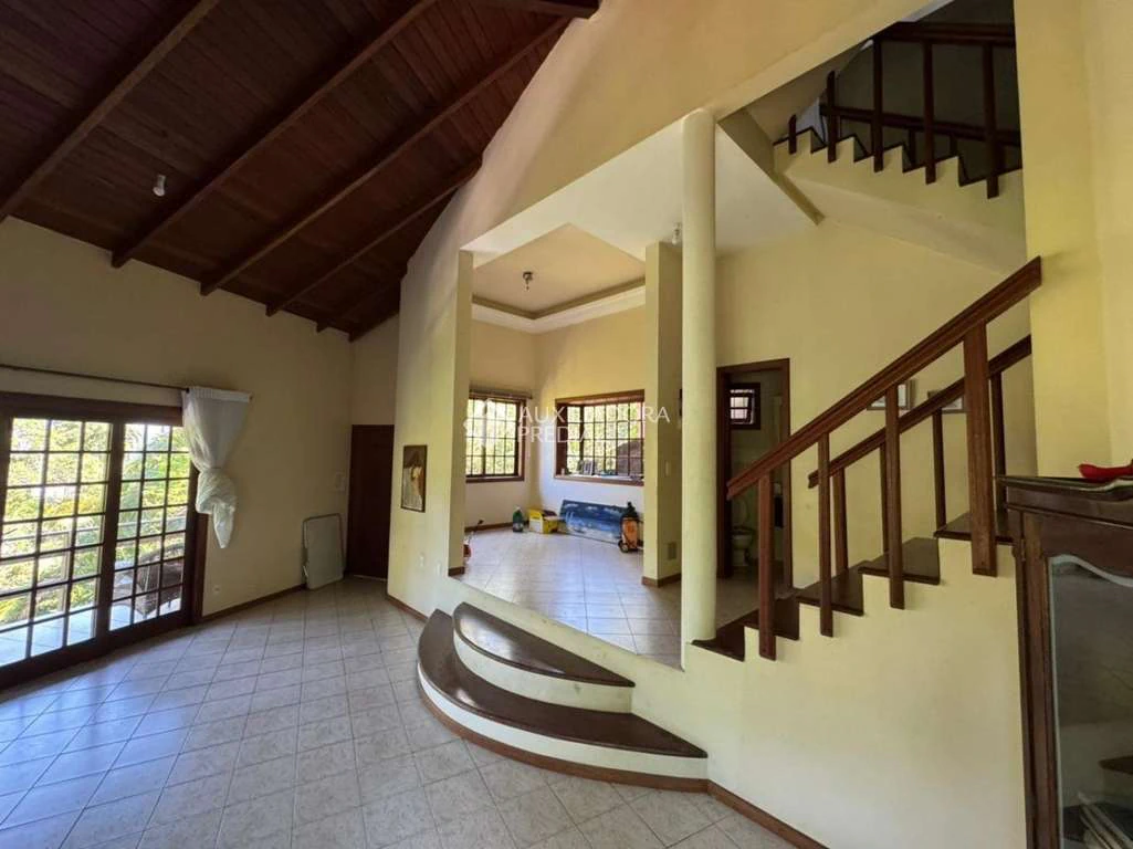 Rental house with 5 bedrooms, 6 bathrooms and 213 m²