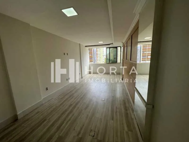 Studio on the 7th floor with wood or laminate floors — photo 4
