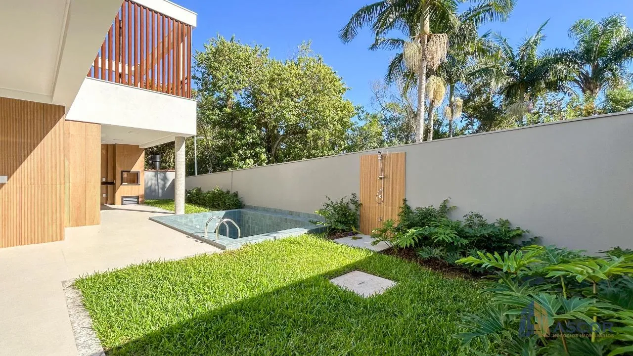 Garden in a 4-bedroom house, 250 m² — photo 29