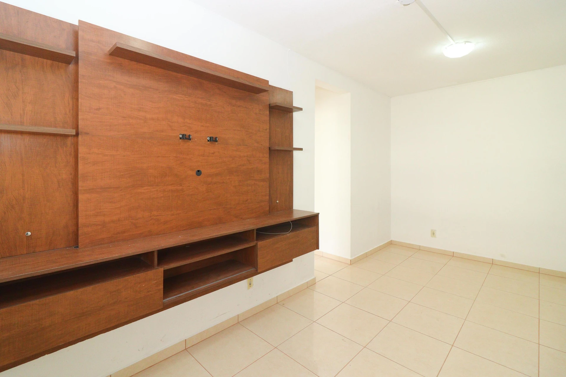 2-bedroom apartment in a building with a gym — photo 9