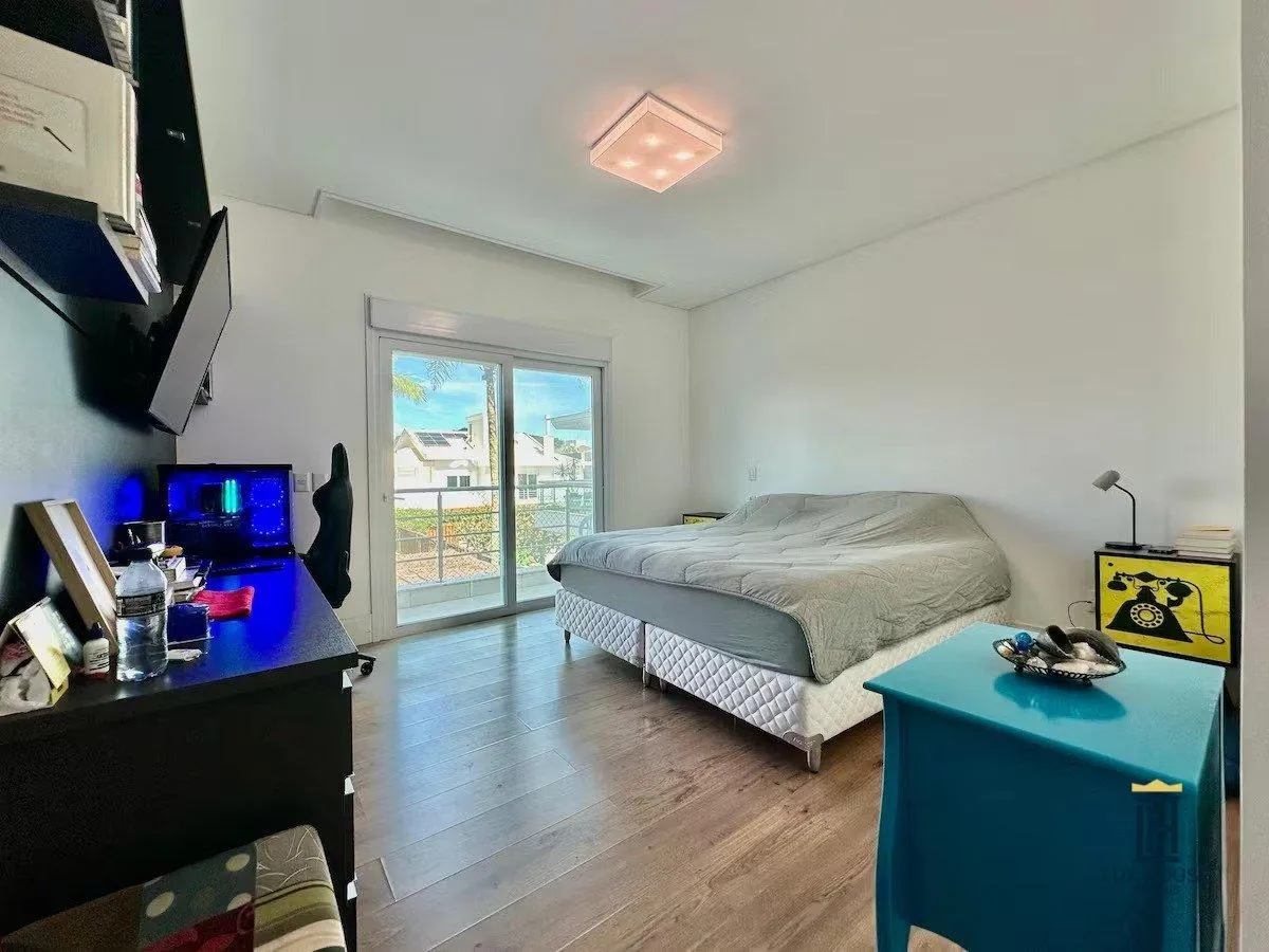 6-bedroom house with a bathtub in Florianópolis — photo 13