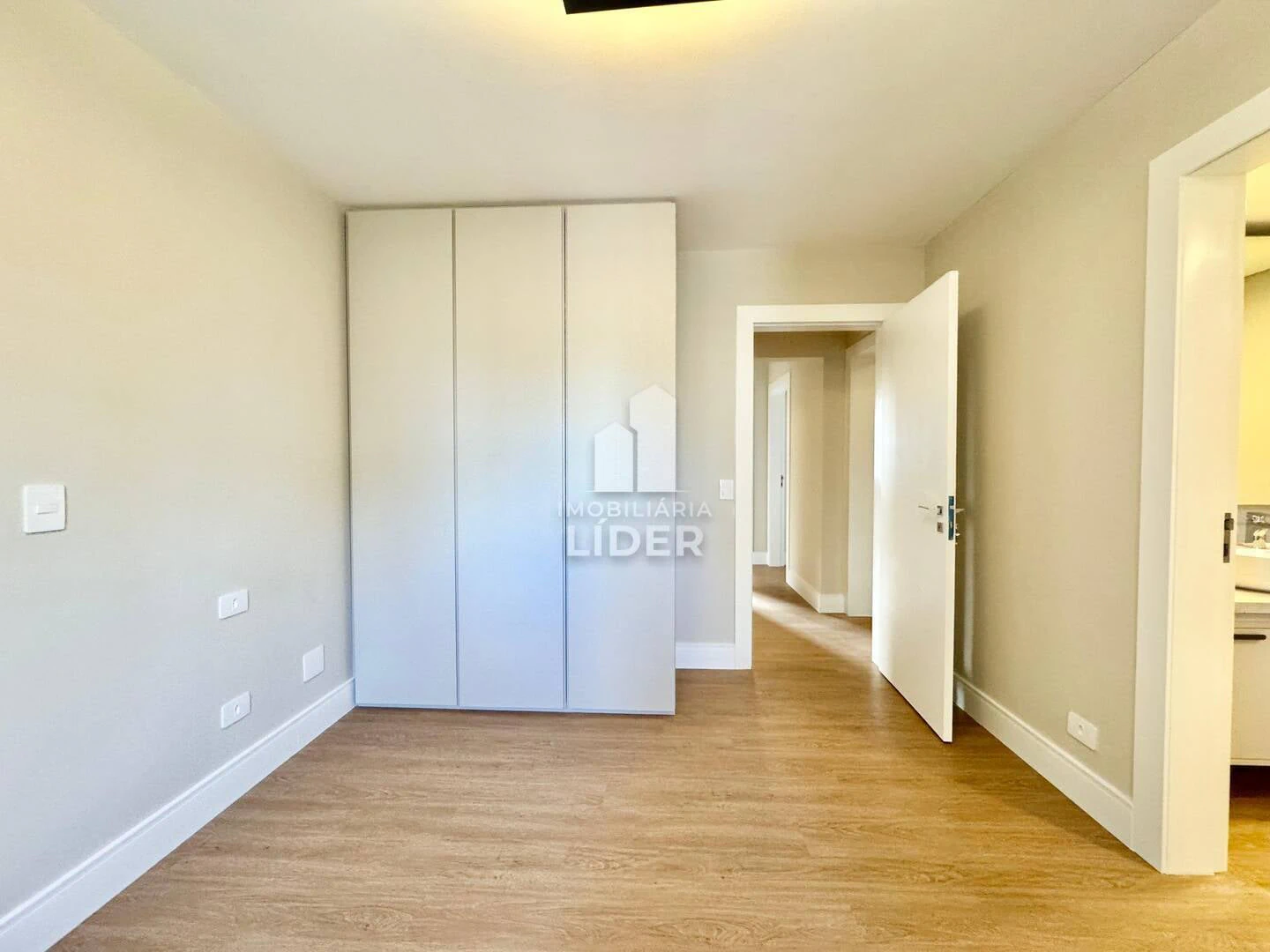 Apartment with 4 bedrooms and 3 parking spots, balcony — photo 18