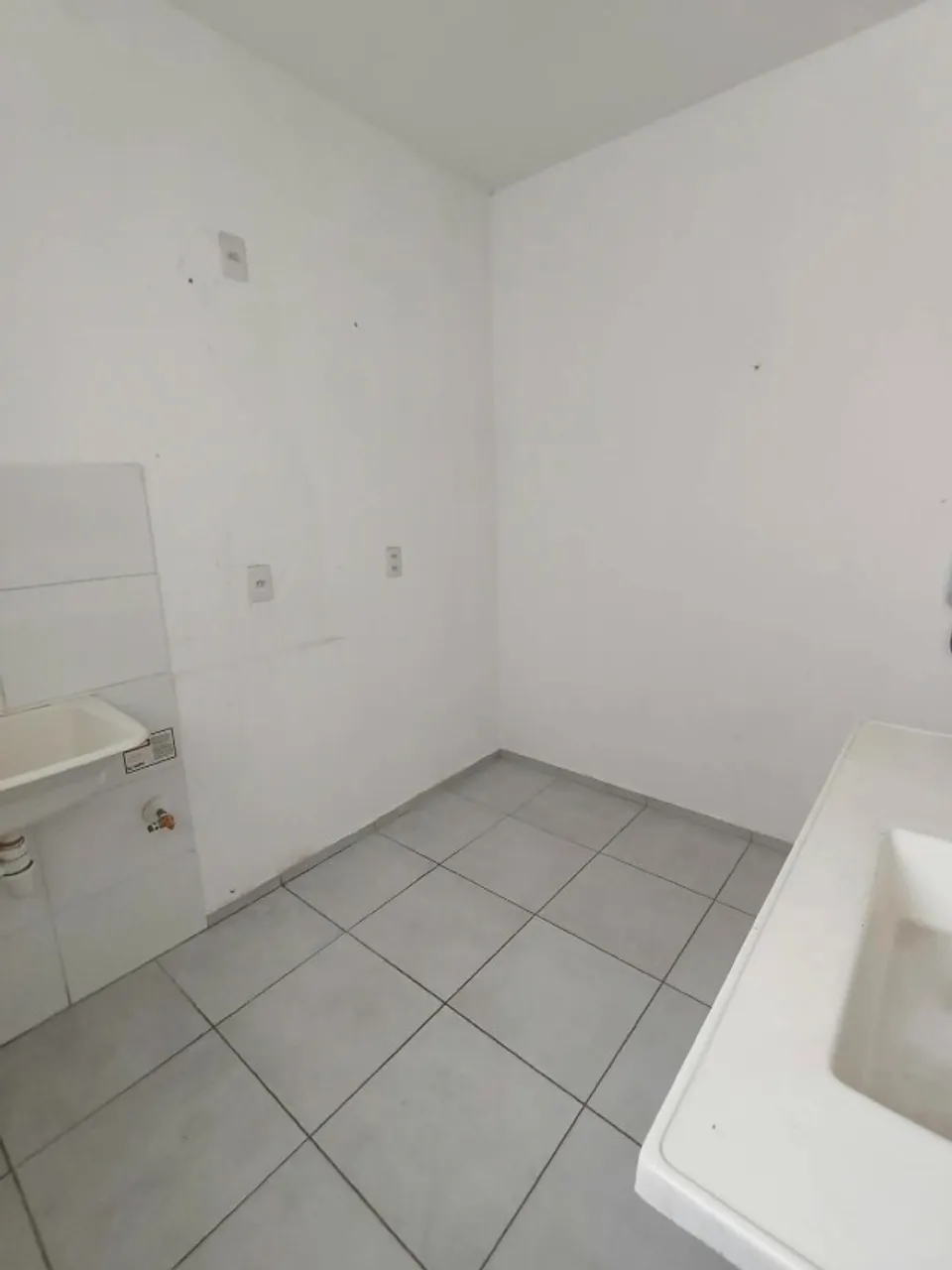2-bedroom apartment with 2 parking spaces and 1 bath — photo 12