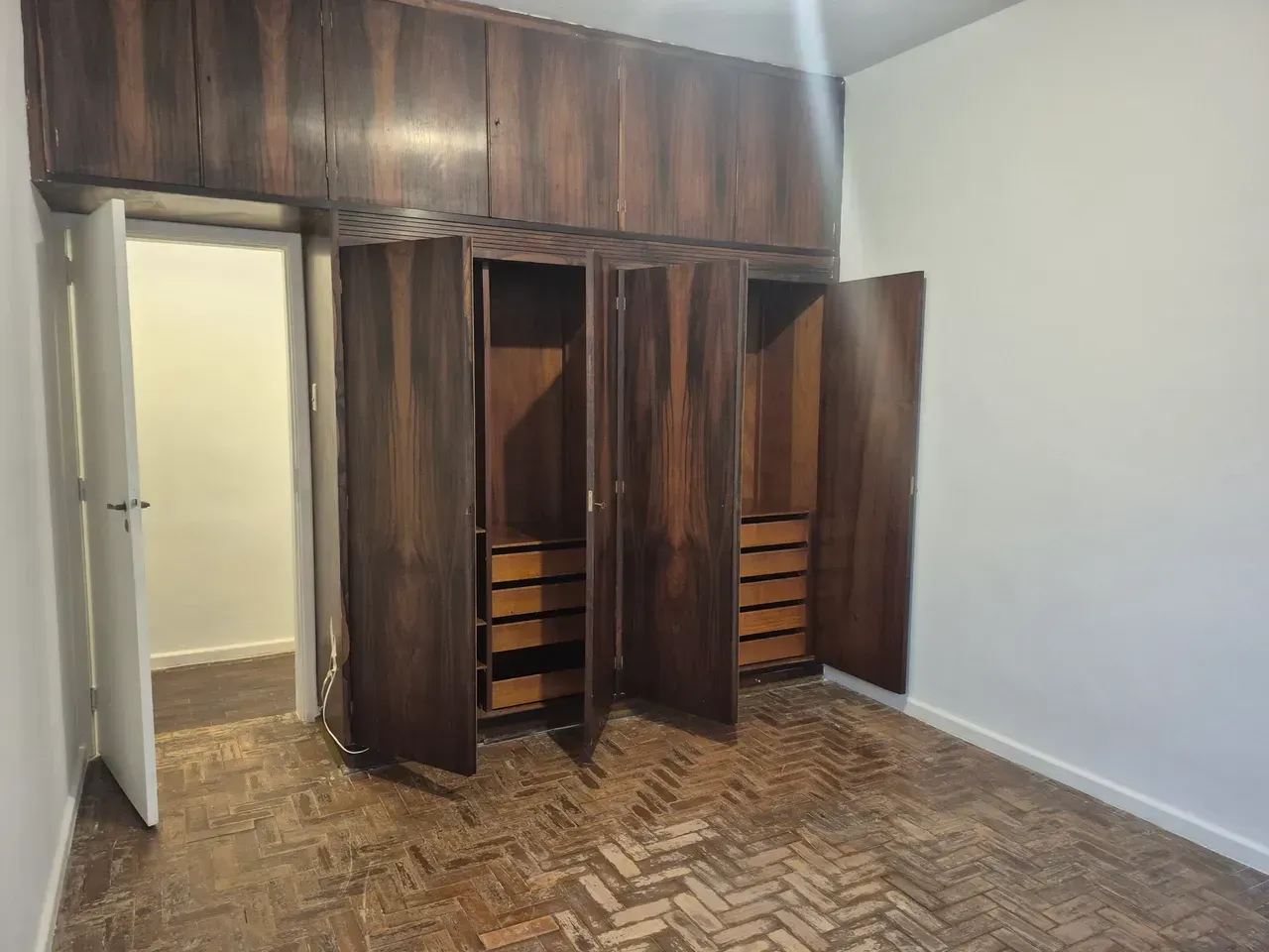 Wood or laminate floors in a 3-bedroom apartment, 129 m² — photo 10