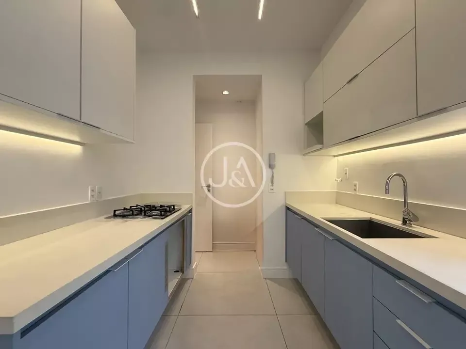 Apartment, 127 m², with wood or laminate floors — photo 2