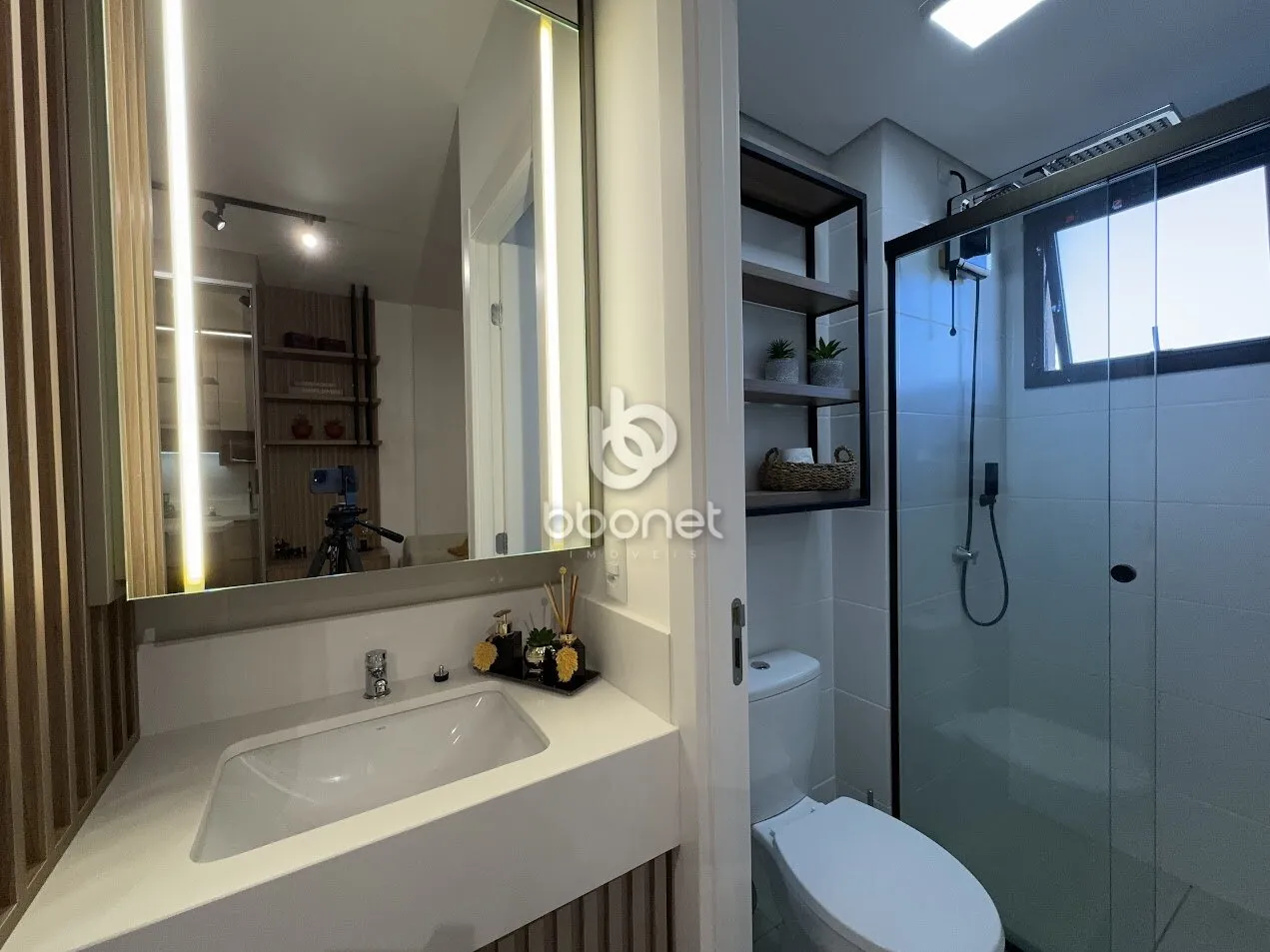 Furnished 1-bedroom apartment with glass balcony — photo 5