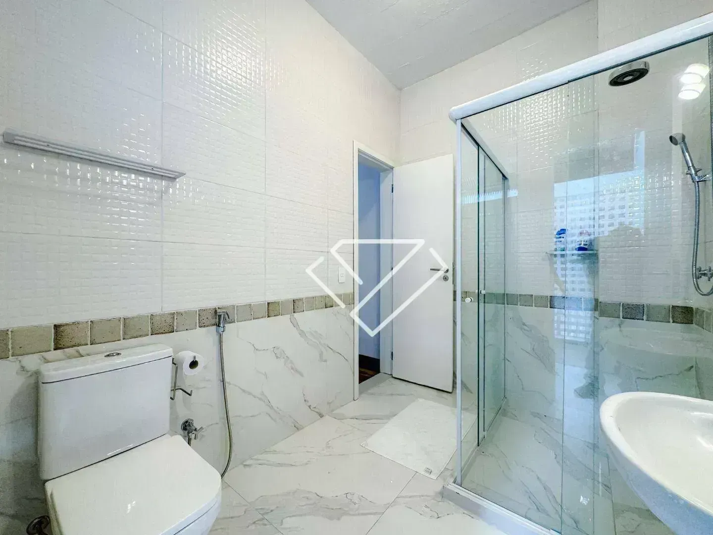 House with 3 bedrooms and 4 bathrooms on 600 m² — photo 56