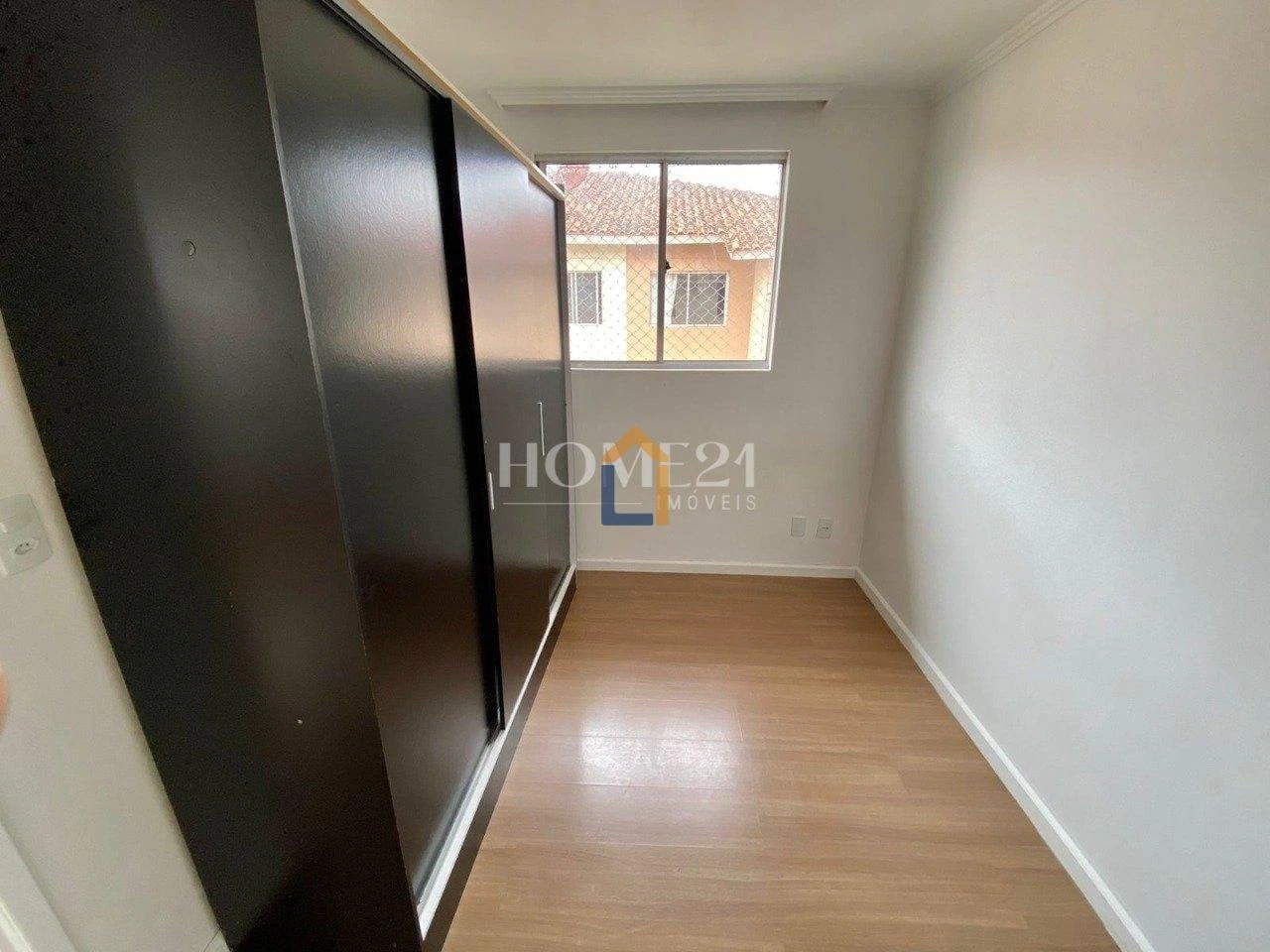2-bedroom apartment with wood or laminate floors — photo 6
