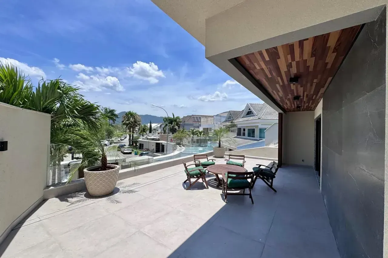 Casa de 4 dormitorios con ventanales de piso a techo — photo 6