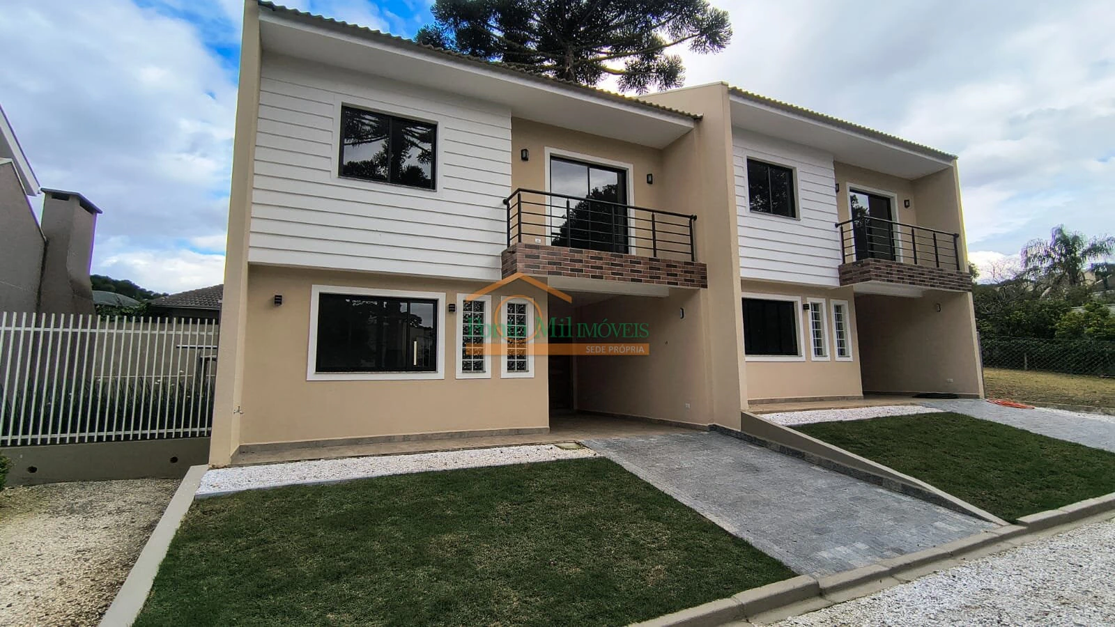 House with 3 bedrooms and a built-in balcony grill