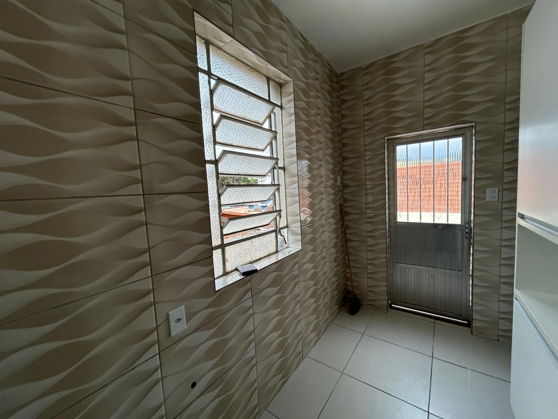 Casa de 2 quartos com piso de madeira ou laminado — photo 4