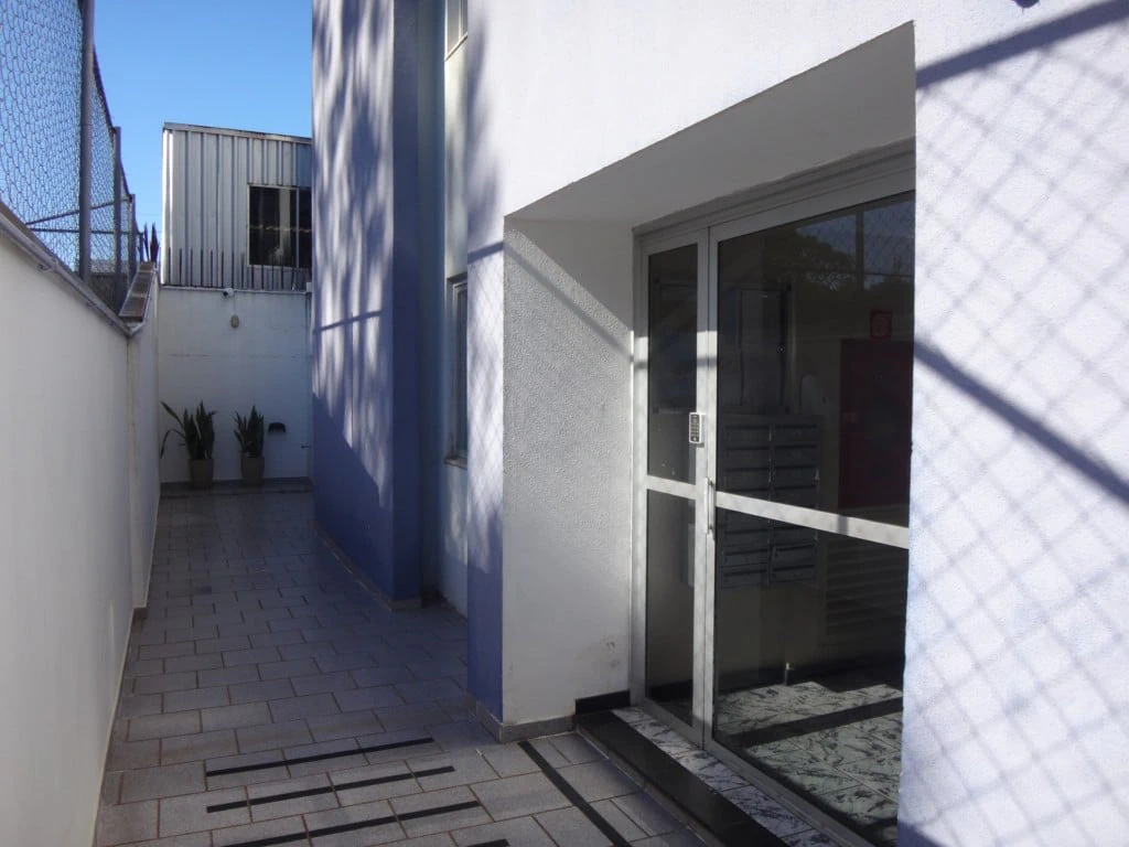 Balcony with a grill in a one-bedroom apartment, 72 m² — photo 24