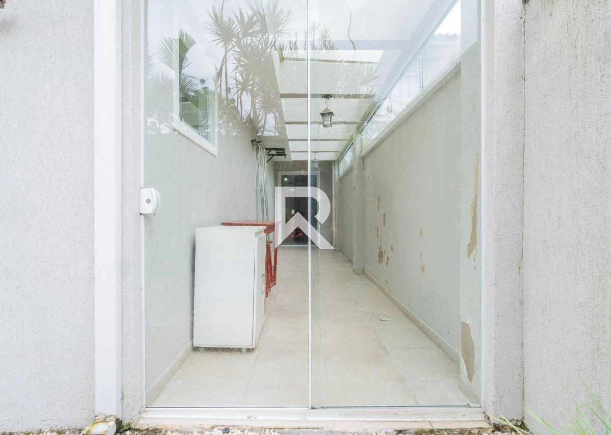 250 m² house with a walk-in closet and a bathtub — photo 5