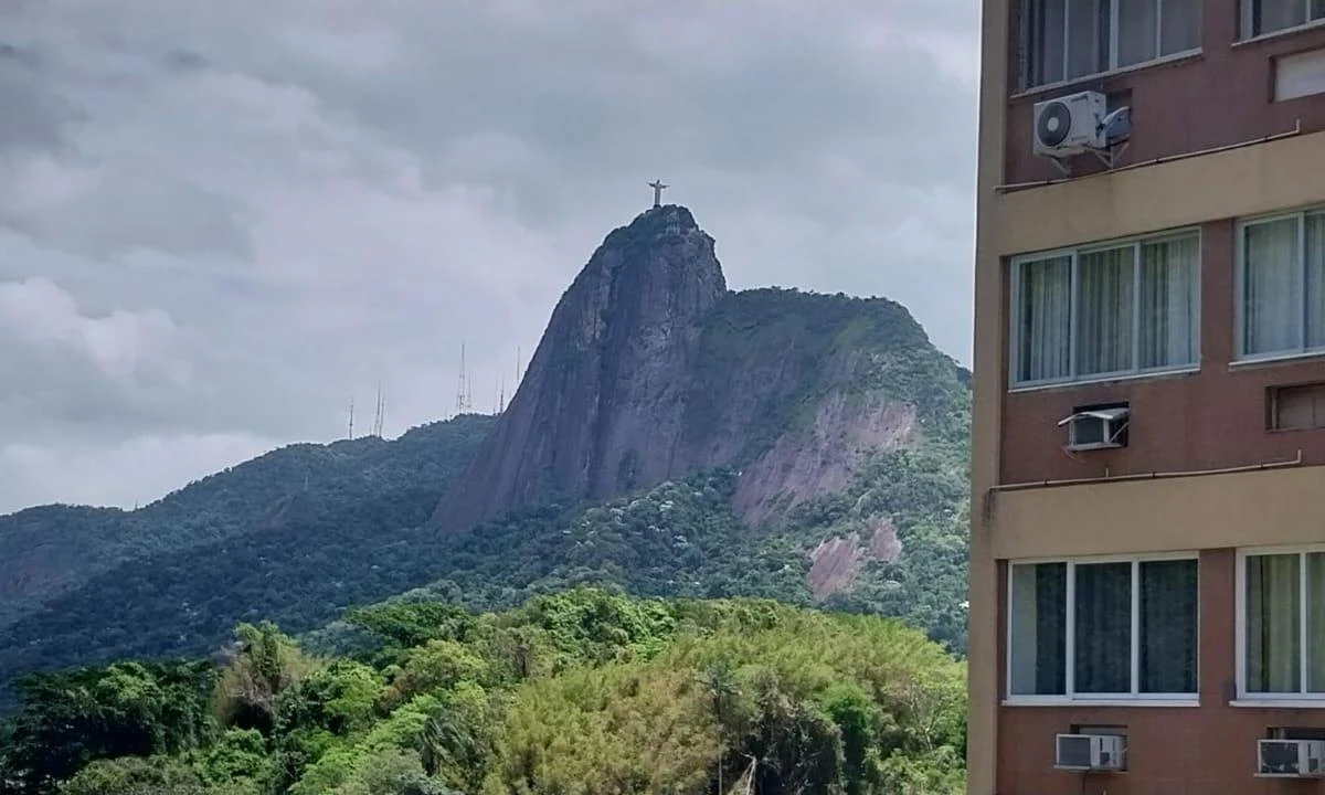 2-bedroom apartment with a mountain view — photo 49