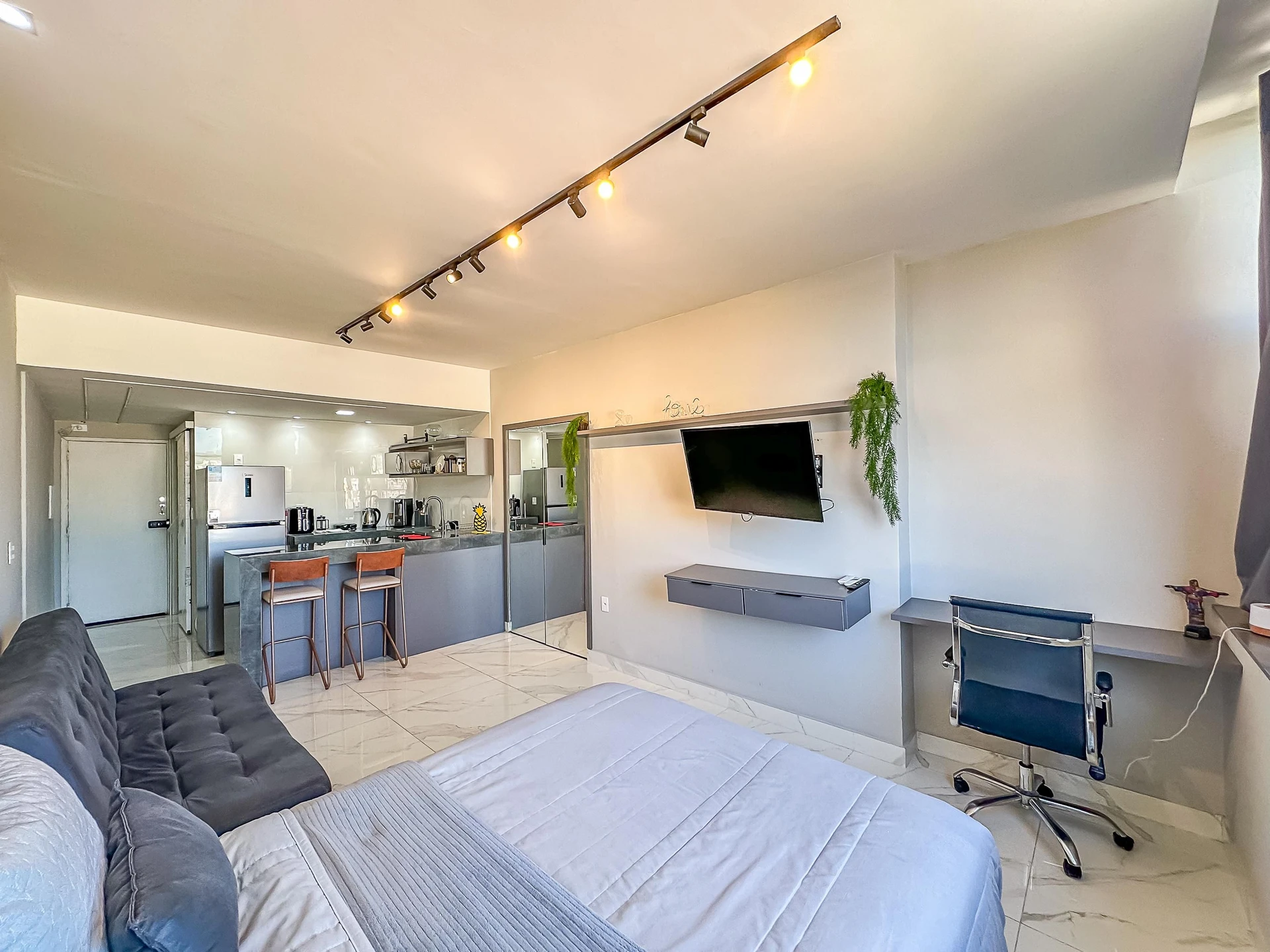 Furnished studio with 1 bedroom and 1 bathroom — photo 18
