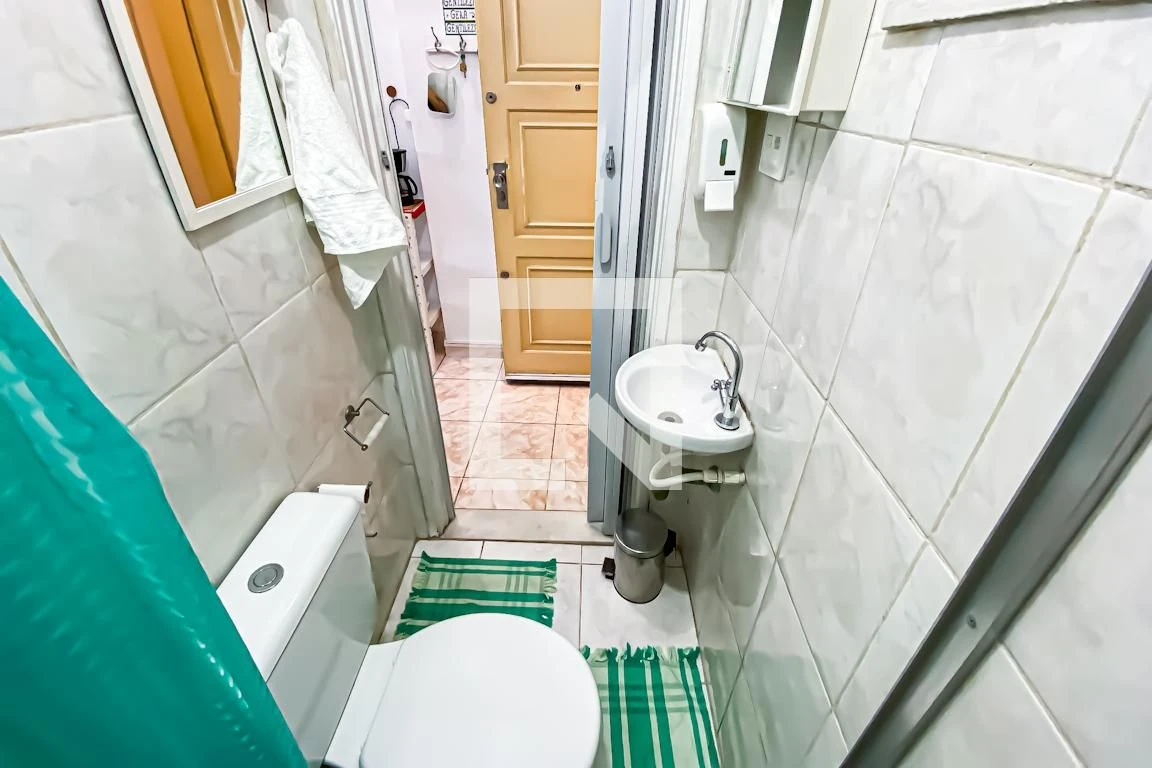 Furnished studio with 1 bedroom and 1 bathroom, no parking