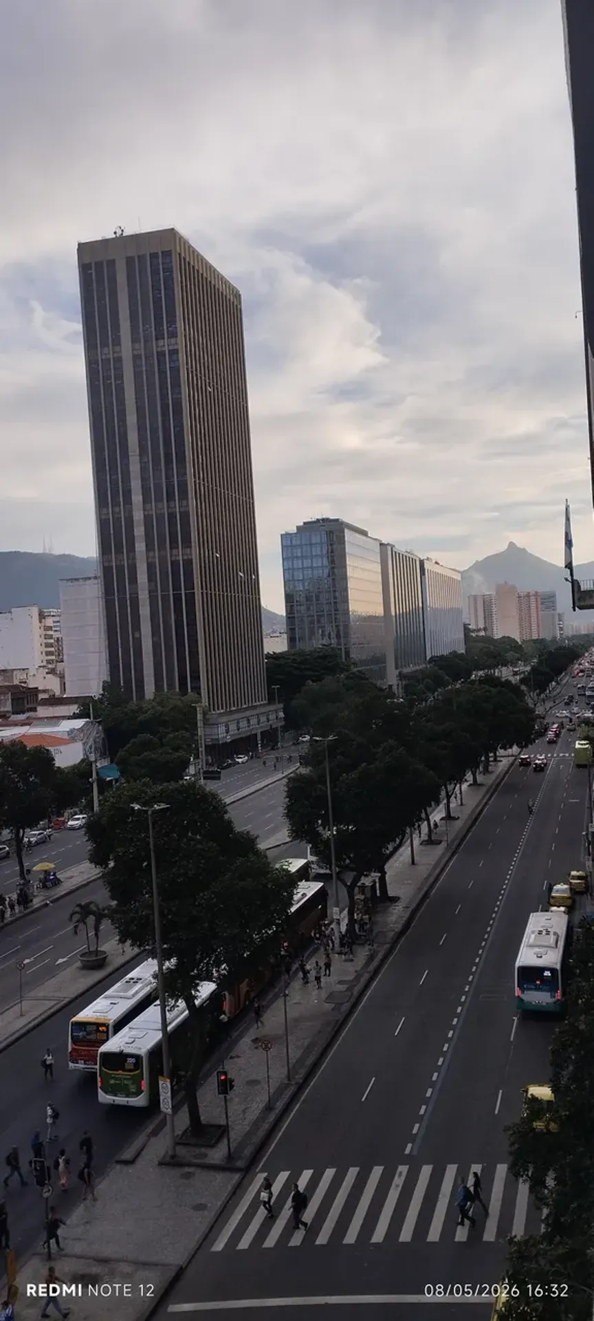 Unfurnished 1-bedroom apartment with floor-to-ceiling windows — photo 34