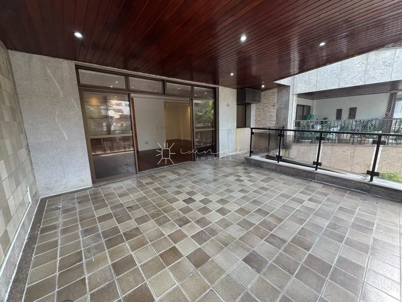 Wood or laminate floors in a 3-bedroom apartment, 140 m² — photo 16