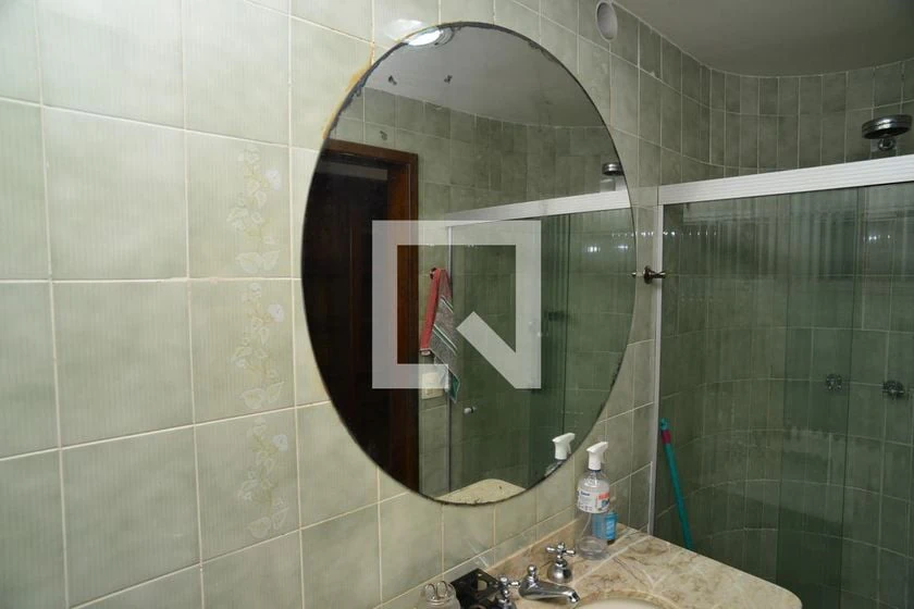 4-bedroom apartment with wood or laminate floors — photo 2