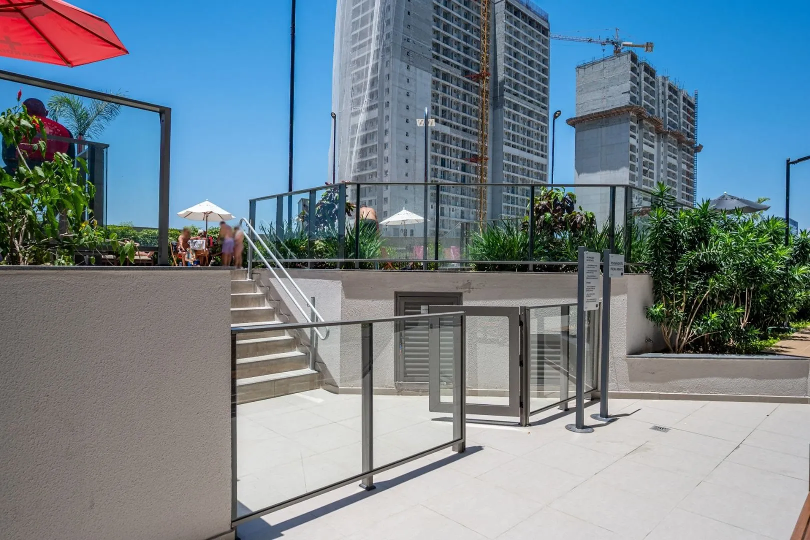 Furnished 30 m² apartment with glass balcony — photo 31