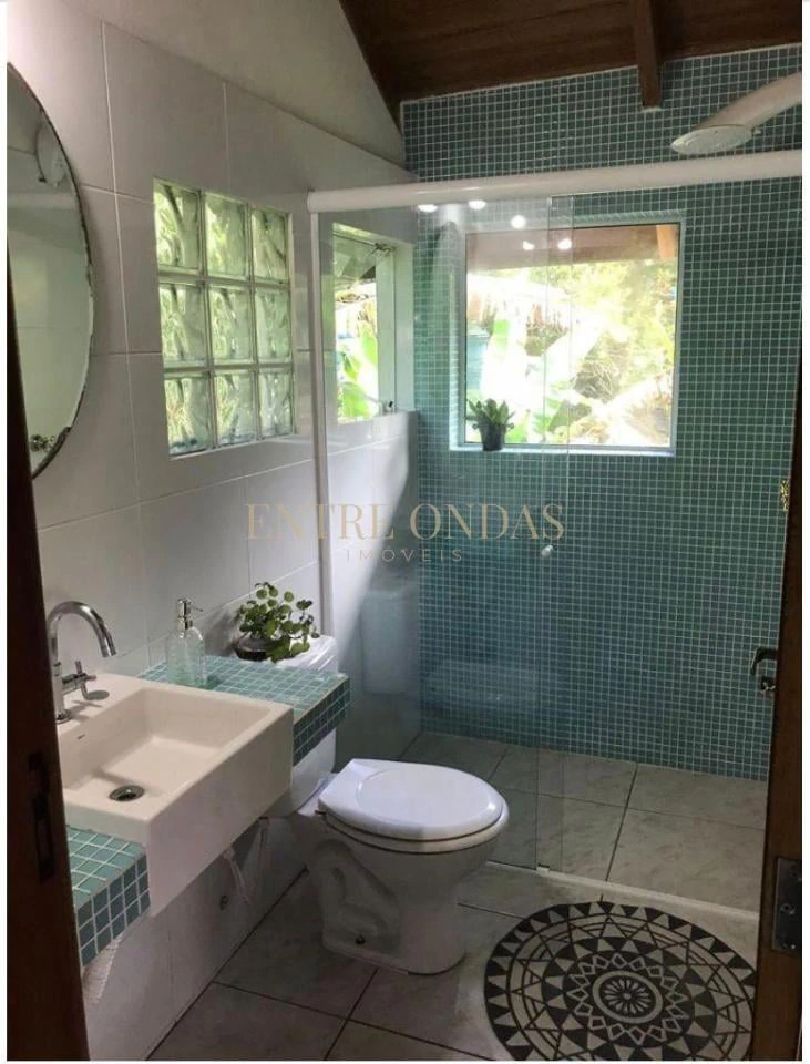 4-bedroom house with a bathtub in Florianópolis — photo 15