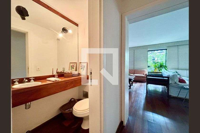 Apartment with 4 bedrooms and an en-suite bathroom — photo 17