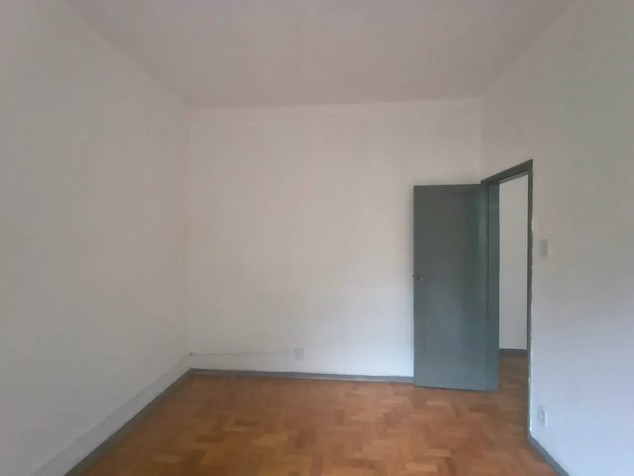 Apartment on the 2nd floor with wood or laminate floors — photo 5