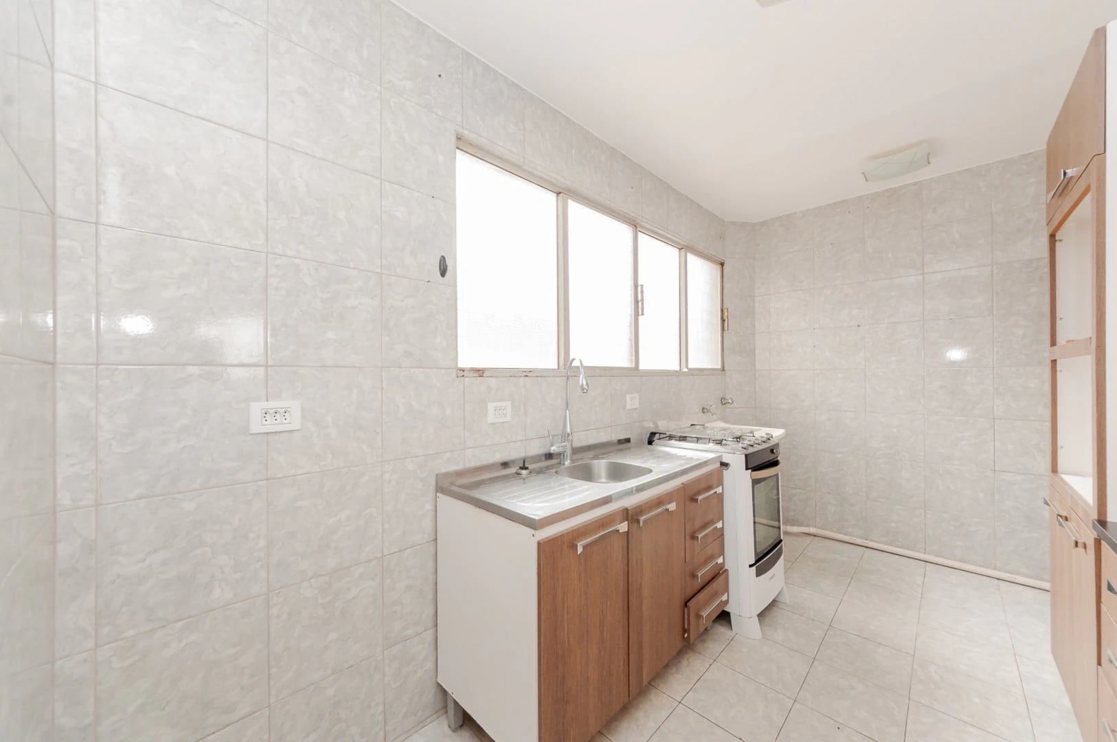 3-bedroom apartment with wood or laminate floors in Curitiba — photo 15