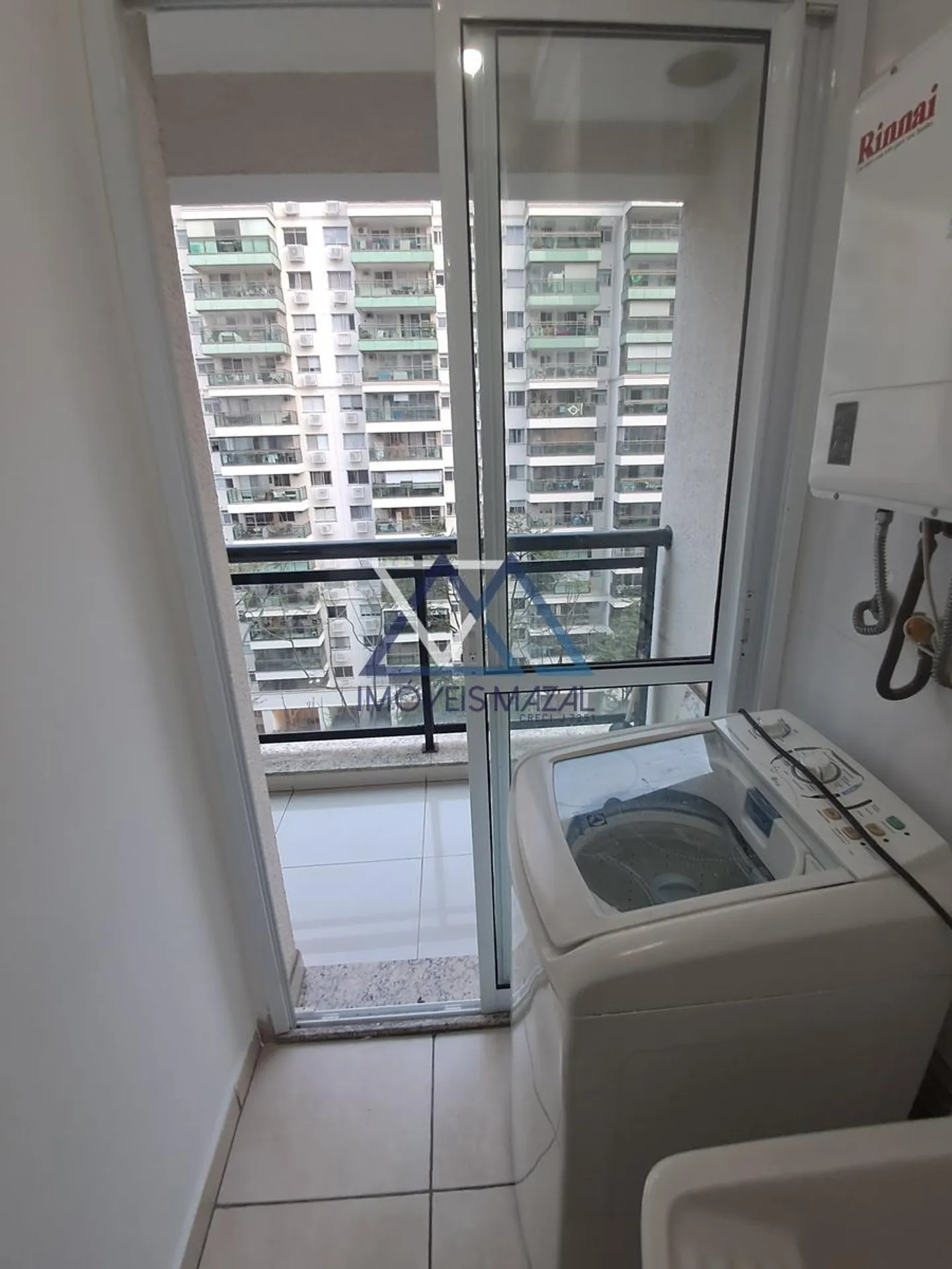 Квартира 70 м² с застеклённым балконом и камином — photo 19