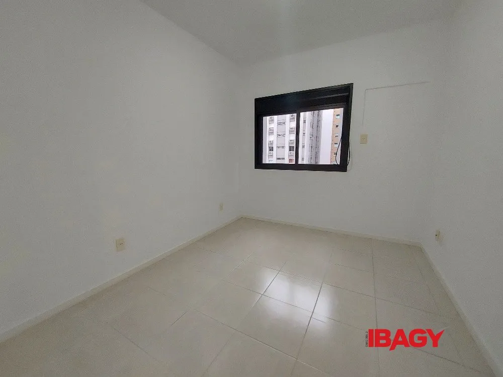4-bedroom apartment with 2 en-suite baths and enclosed kitchen — photo 32