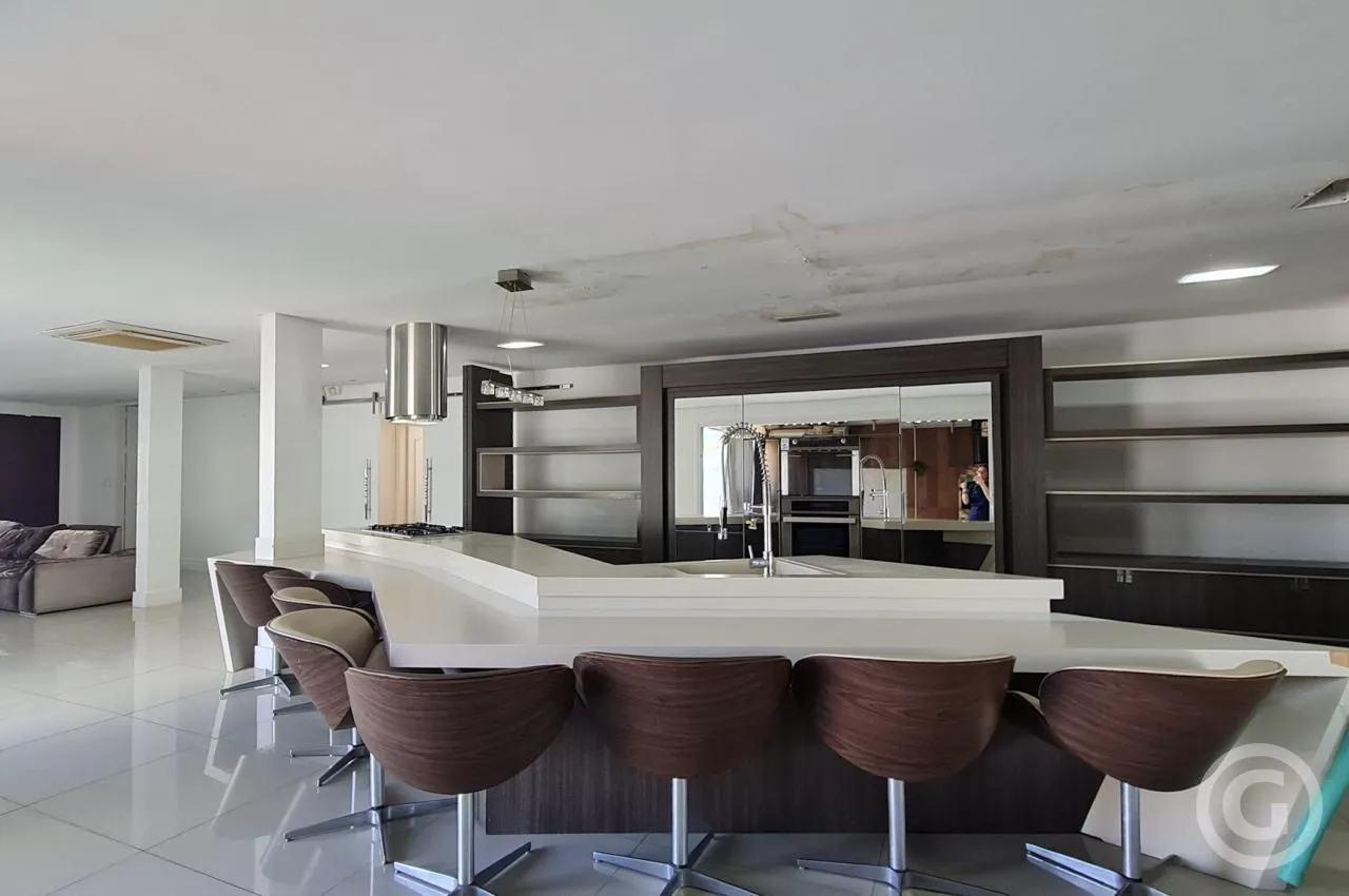 4-bedroom house with a walk-in closet in Florianópolis — photo 7