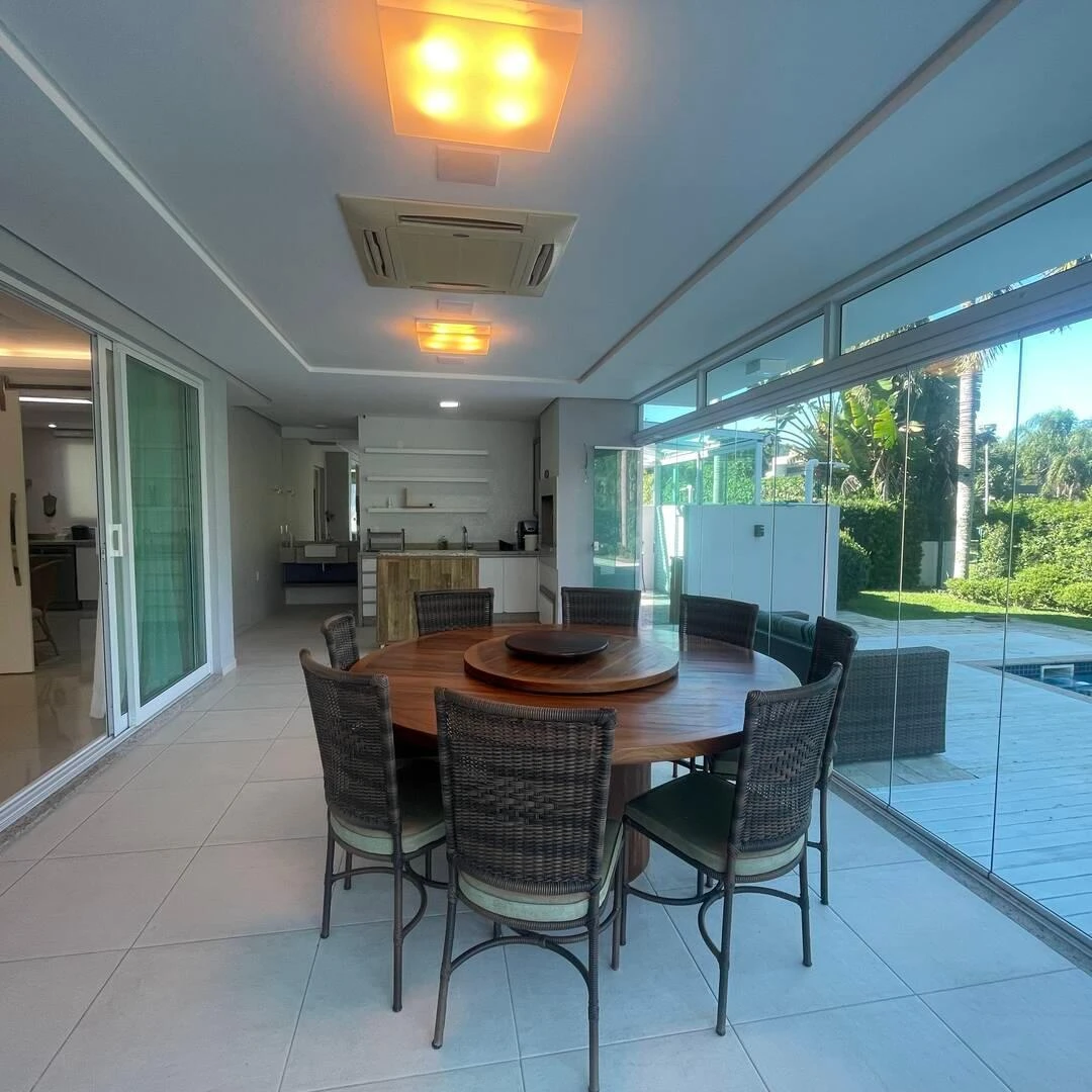5-bedroom house with a glass-enclosed balcony — photo 4